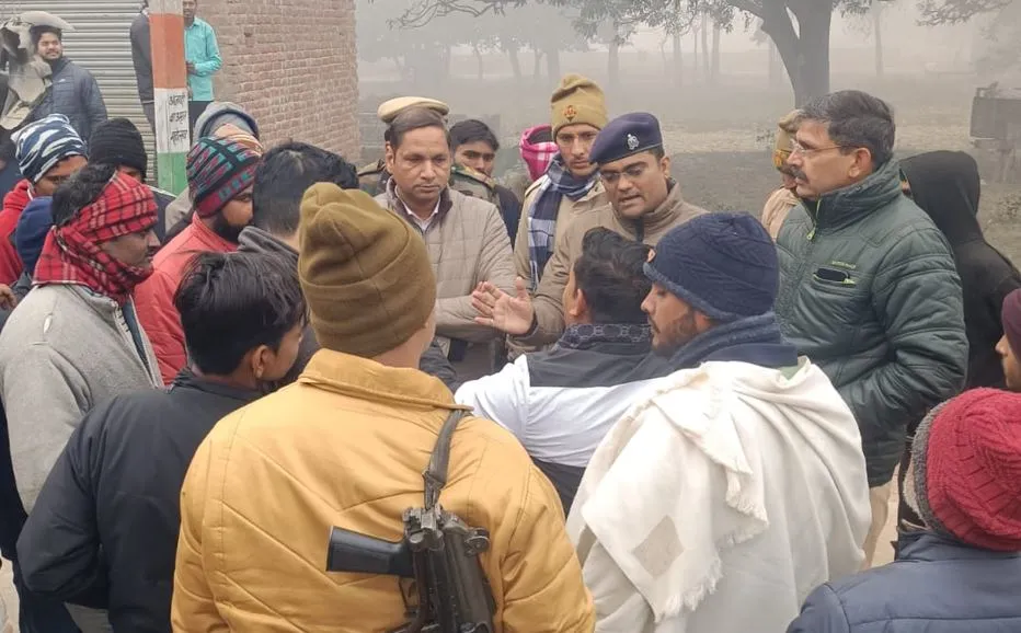 शाहजहांपुर: अराजक तत्वों ने खंभों से उतारकर राम पताका का किया अपमान, बतलइया में आक्रोश