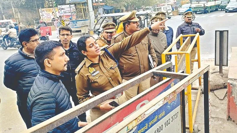 टाटमिल चौराहा जाम; डीएम ने एडीसीपी ट्रैफिक के साथ किया निरीक्षण, सड़क चौड़ीकरण के दिए निर्देश...