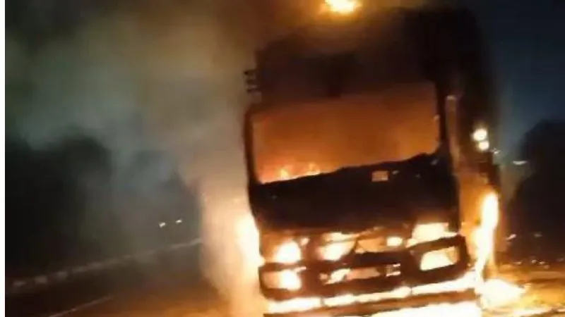 Etawah News: ट्रक में अचानक लगी आग; धू-धूकर हुआ खाक, चालक और कंडक्टर ने इस तरह बचाई जान... पढ़ें पूरी खबर...