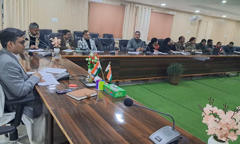 खराब प्रदर्शन पर डीएम ने दी एक बीईओ को प्रतिकूल प्रविष्टि, तीन से स्पष्टीकरण मांगा