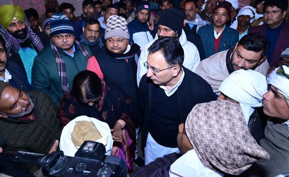 शाहजहांपुर: जितिन प्रसाद ने बंधाया मृतक आश्रितों को ढांढस, पांच-पांच लाख का मिला मुआवजा 
