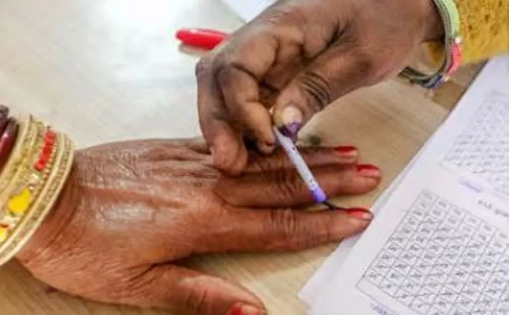 बांग्लादेश आम चुनाव: कई केंद्रों पर कम मतदान, चट्टोग्राम में पुलिस और बीएनपी के सदस्यों के बीच हुई झड़प