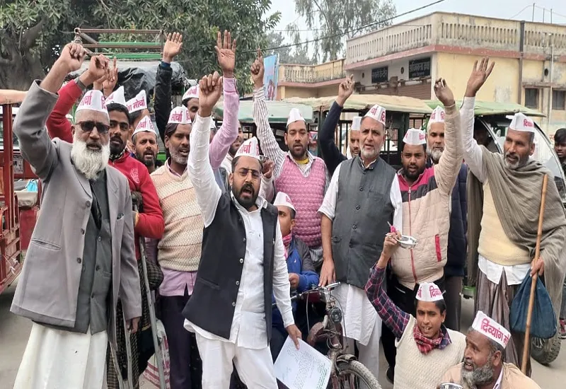संभल : दिव्यांगों ने हाथों में कटोरा लेकर किया प्रदर्शन, कहा- चलने दें हमारे ई-रिक्शा 