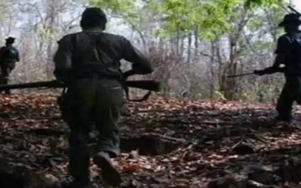 छत्तीसगढ़: पुलिस मुठभेड़ में पांच लाख का इनामी नक्सली ढेर 