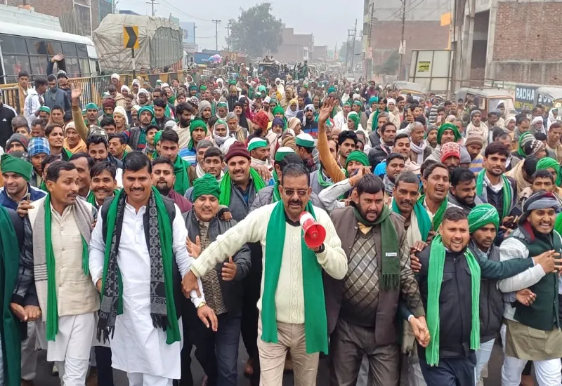 संभल : छुट्टा पशुओं व गन्ना मूल्य को लेकर किसानों ने कलेक्ट्रेट घेरा, धरना प्रदर्शन