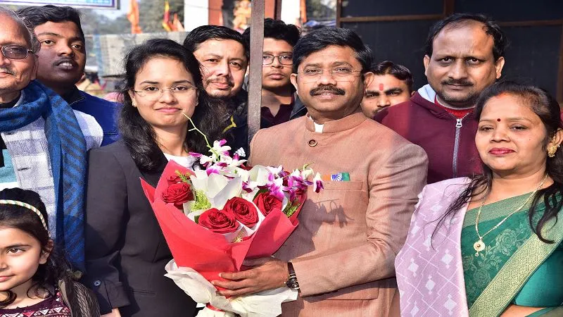 कानपुर: औद्योगिक विकास मंत्री नंद गोपाल गुप्ता नंदी ने एकता केसरवानी को घर जाकर दी बधाई; डिप्टी एसपी पद पर हुआ था चयन...