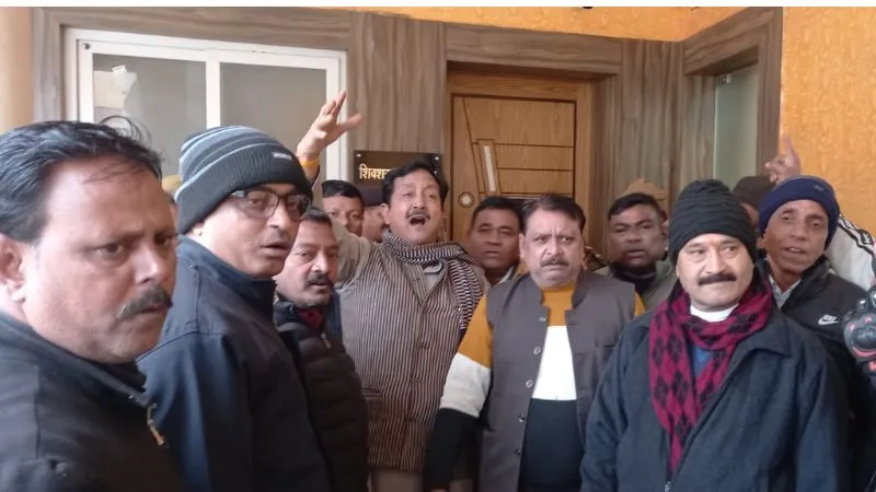 Kanpur News: दो महीने से नहीं मिला वेतन, कर्मचारियों का हंगामा, नगर आयुक्त ने दिया यह भरोसा…..