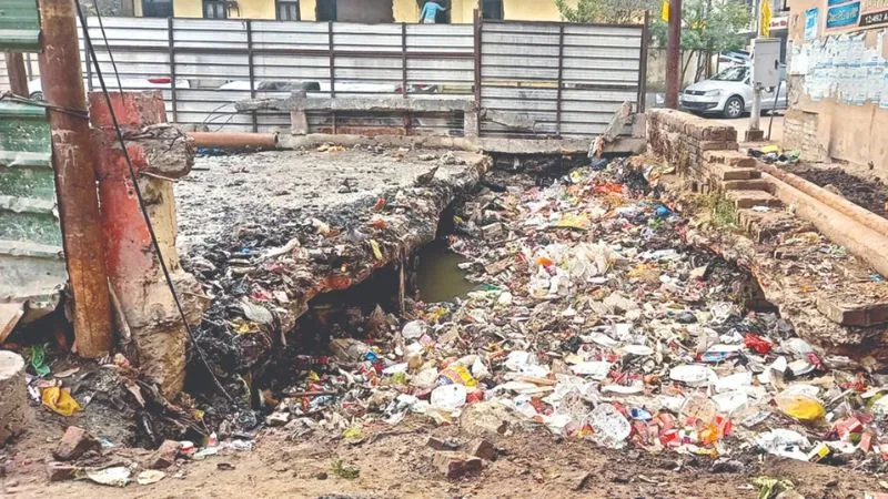 Kanpur: बंद होंगे खुले हुए नाले, नगर निगम ने इतने करोड़ से तैयार की योजना.. लेकिन ये रूकावट भी है सामने... जानें... 