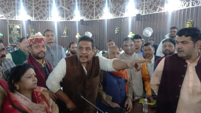  Kanpur नगर निगम सदन शुरू होने से पहले खत्म, पार्षद धरने पर बैठे... जमकर हंगामा, देखें- PHOTOS