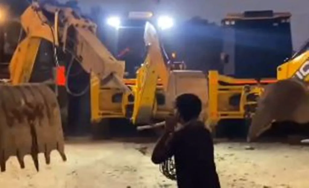 VIRAL VIDEO: बीन बजते ही नागिन की तरह नाचने लगे बुलडोजर, वीडियो देख रह जाएंगे हक्का-बक्का