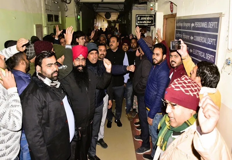 मुरादाबाद : पुरानी पेंशन की मांग को लेकर रेलकर्मियों का आंदोलन सोमवार से, भूख हड़ताल का किया ऐलान 