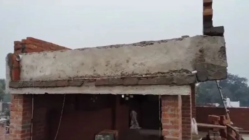 Unnao News: निर्माणाधीन मकान का गिरा छज्जा, छह लोग हुए घायल, जिला अस्पताल रेफर...