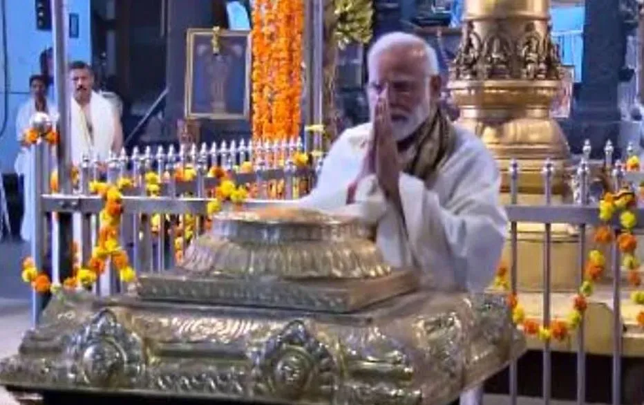 पीएम मोदी ने गुरुवायूर में भगवान कृष्ण के मंदिर में की पूजा-अर्चना 