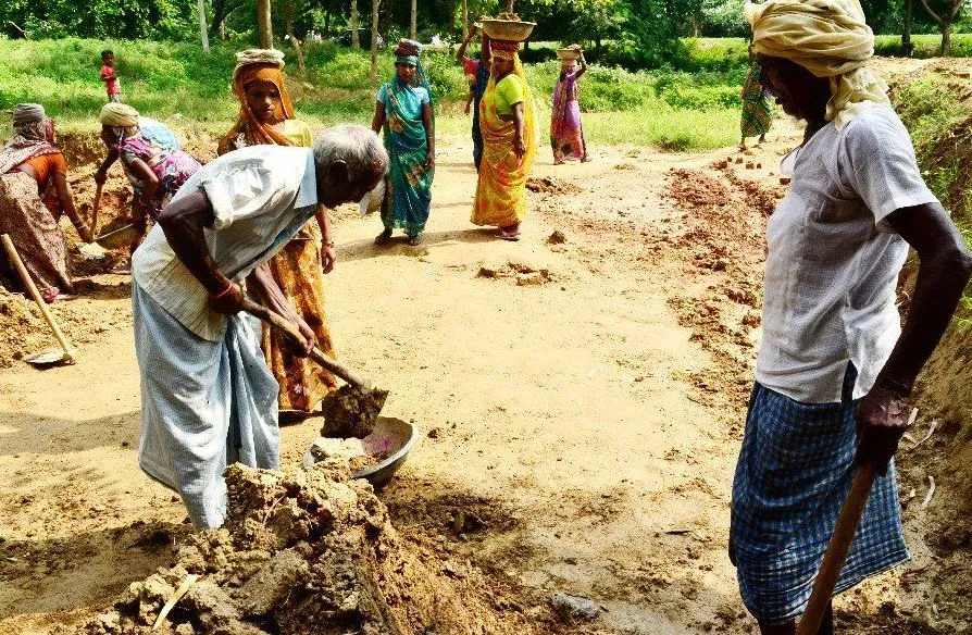 मनरेगा: गारंटी से रोजगार...भुगतान के लिए इंतजार