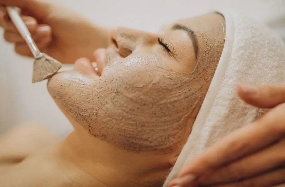 सर्दियों में मुल्तानी मिट्टी का ऐसे करें इस्तेमाल, स्किन पर आएगा गजब का निखार 