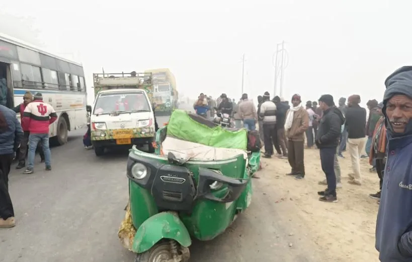 शाहजहांपुर में भीषण सड़क हादसा, कंटेनर की टक्कर से पलटा टेंपो, 12 लोगों की मौत