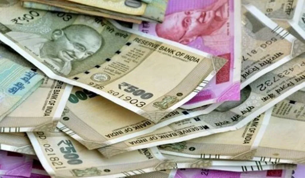 रुपया शुरुआती कारोबार में 11 पैसे की गिरावट के साथ 82.97 प्रति डॉलर पर पहुंचा 