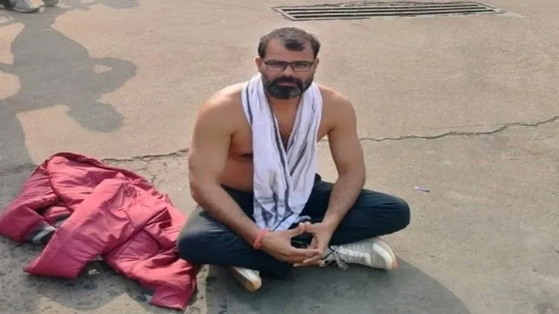 लखनऊ : कड़ाके की ठंड में बिना कपड़ों के घंटों सड़क पर बैठा रहा शख्स, नगर आयुक्त से अलाव की लगा रहा था गुहार