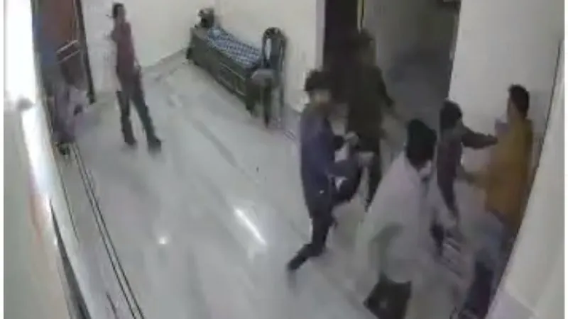 Kanpur News: घर में घुसकर बिल्डर के साथ युवकों ने की मारपीट, वीडियो वायरल; पार्किंग व मेंटीनेंस के नाम पर मांगते थे रुपये!...