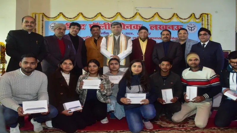 लखनऊ: प्राविधिक शिक्षा मंत्री आशीष पटेल ने Hewett Polytechnic के छात्र-छात्राओं को बांटे टैबलेट