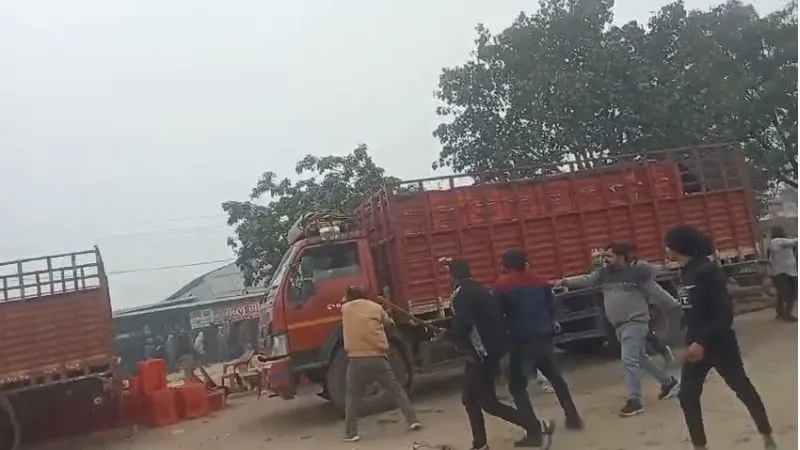 Fatehpur: दौड़ा-दौड़ाकर लाठी-डंडों से पीटा.. सिर्फ इस छोटी सी बात को लेकर हुई दो पक्षों में जानलेवा मारपीट, वीडियो वायरल...