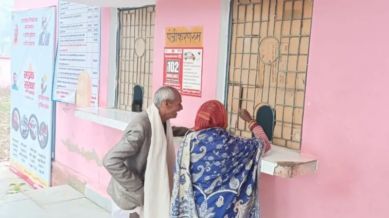 Fatehpur: सीएचसी की दयनीय स्थिति, फार्मासिस्ट भरोसे अस्पताल, डॉक्टरों की लेटलतीफी और भटकते मरीज...