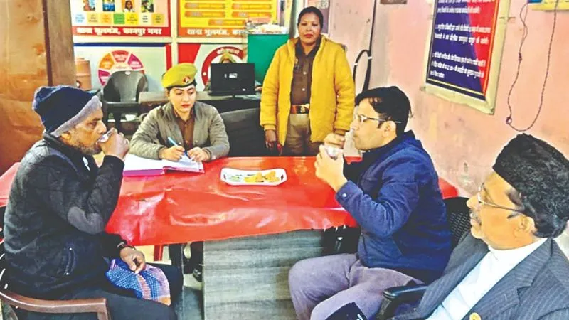 Kanpur News: गुड़ खिलाया, पानी पिलाया और सुना दर्द... महिला पुलिसकर्मियों ने सुनी फरियादियों की समस्याएं... 