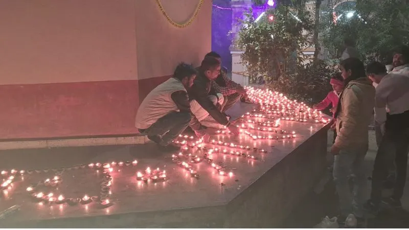 Ayodhya Ram Mandir: दीप दान से जगमगाया गंगा तट पांचाल घाट; जिलाधिकारी ने आरती कर लिया आशीर्वाद... 