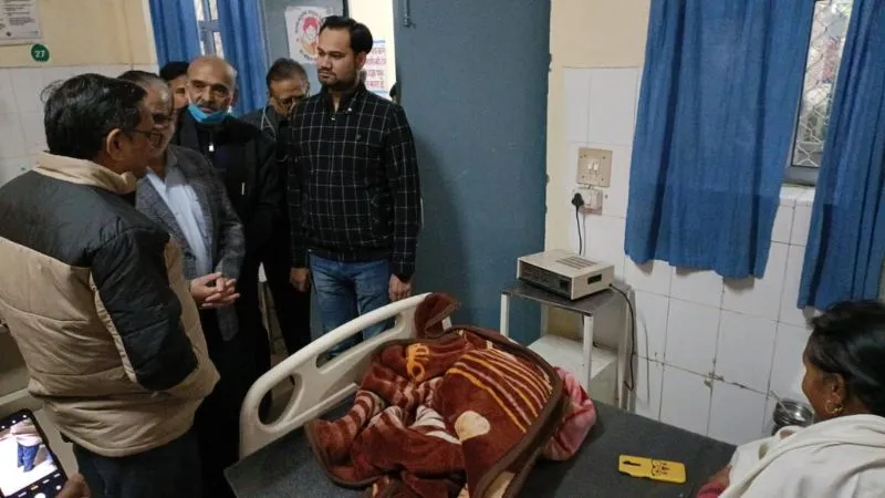 Farrukhabad: सीएमओ का लोहिया अस्पताल में छापा, प्रशिक्षु फार्मासिस्ट लिख रहा था दवा, रोगी जमीन पर लेटा हुआ मिला...