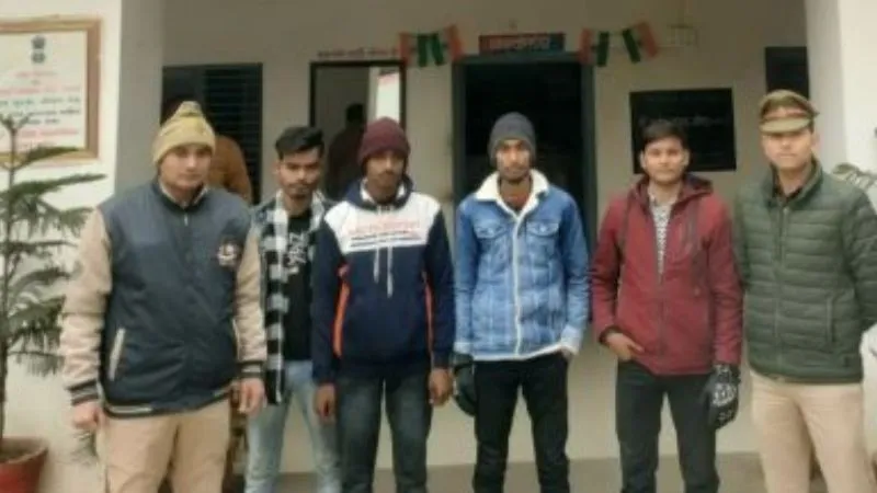 Farrukhabad News: फर्जी दस्तावेज तैयार करके ठगी करने वाले गिरोह का पर्दाफाश, मामले में चार गिरफ्तार...