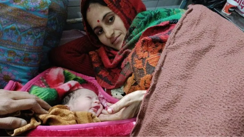 Farrukhabad: प्राण प्रतिष्ठा के दिन मां बनने पर स्वयं को सौभाग्यशाली मान रही महिलाएं; बोली- 'भगवान राम मेरे घर आ गए हैं'... 