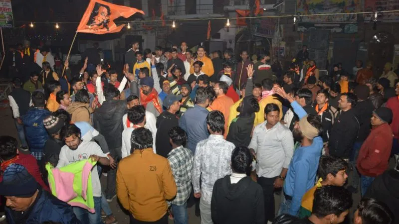 Kanpur News: कार की टक्कर से श्री राम महोत्सव में चल रहा साउंड सिस्टम गिरा... सड़कों पर उतरे लोग, बिगड़ते बचा माहौल
