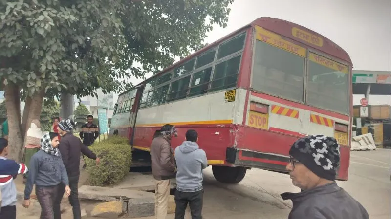 Auraiya News: रोडवेज बस का ब्रेक फेल, नाले पर चढ़ी बस, टला बड़ा हादसा...