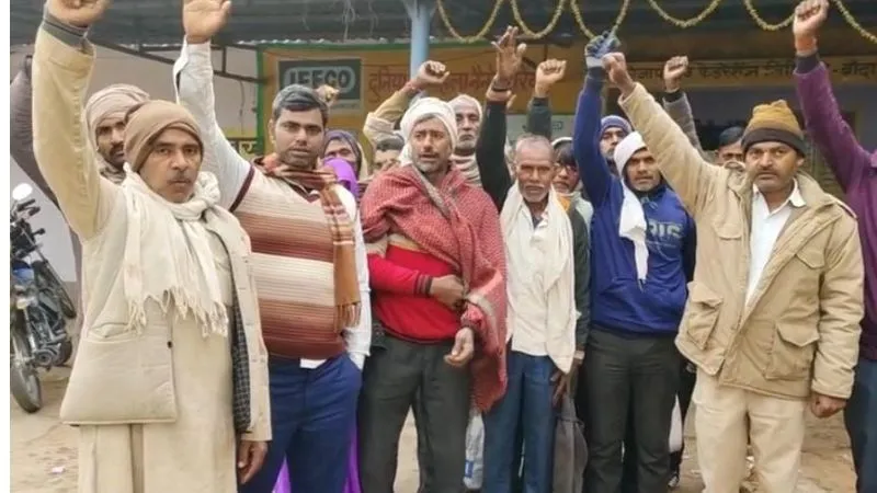 Banda News: सर्दी में घंटों लाइनें लगाने के बाद भी नही मिल रही खाद, निराश होकर लौट रहे किसान