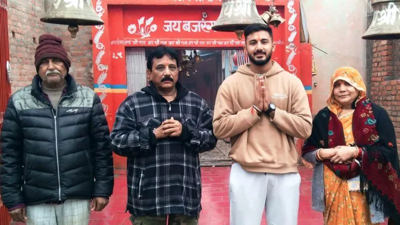 Banda: आईपीएल में चयनित सौरव चौहान.. पहुंचे पैतृक घर, माता-पिता संग लिया हनुमानजी का आशीर्वाद