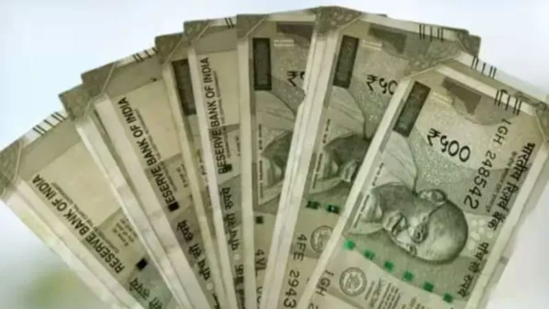 Banda: कोर्रही प्रधान पर गबन के आरोप, कब्रिस्तान में टेंडर से हड़पे लाखों, जांच के लिए समिति गठित...