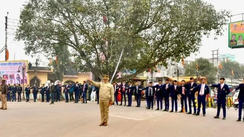 Banda: मानव श्रृंखला बनाकर सड़क सुरक्षा के प्रति किया जागरूक… डीएम और एसपी ने दिलाई सड़क सुरक्षा की शपथ