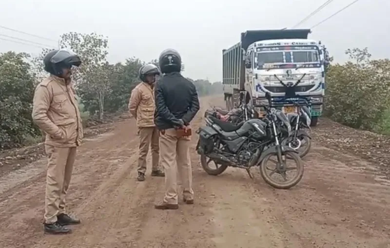 Banda: इधर हड़ताल खत्म उधर डंफर चालक साइकिल सवार किसान को कुचलकर भागा, मौत