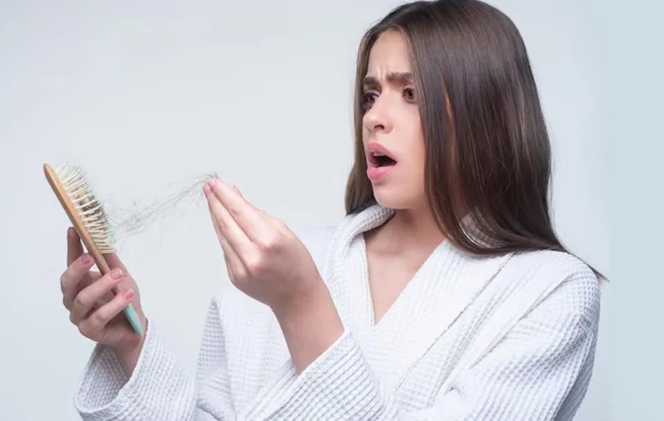 बालों के झड़ने की समस्या से हैं परेशान, इन घरेलू नुस्खों को अपनाकर बनाएं हेल्दी 