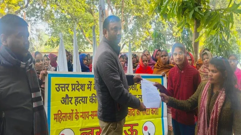 लखनऊ : SDM कार्यालय में महिलाओं ने की नारेबाजी, बीजेपी नेता के गिरफ्तारी की उठाई मांग