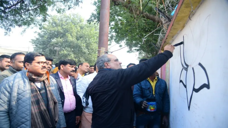 बीजेपी के दीवार लेखन अभियान की प्रदेश अध्यक्ष भूपेंद्र चौधरी ने की शुरुआत (1)