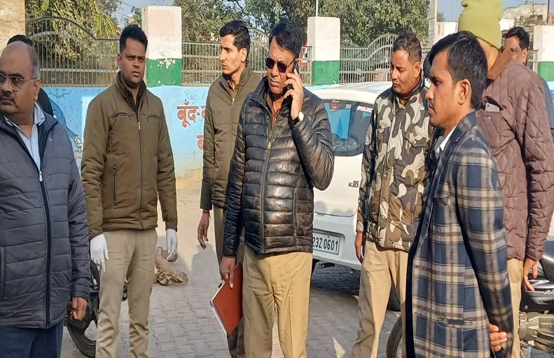 संभल : रैन बसेरा की चौखट पर बुजुर्ग की ठंड से मौत, जिला प्रशासन में मचा हड़कंप 