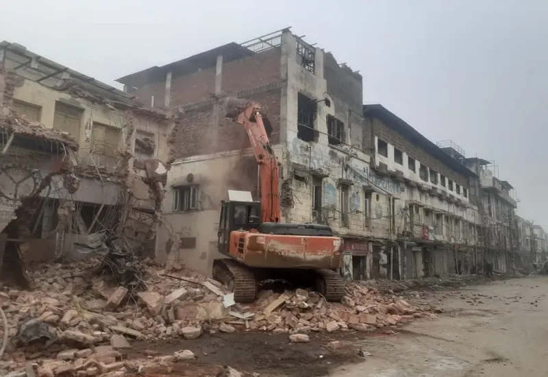 मुरादाबाद : बुध बाजार में अतिक्रमण पर चली जेसीबी मशीन, व्यापारी भी जुटे