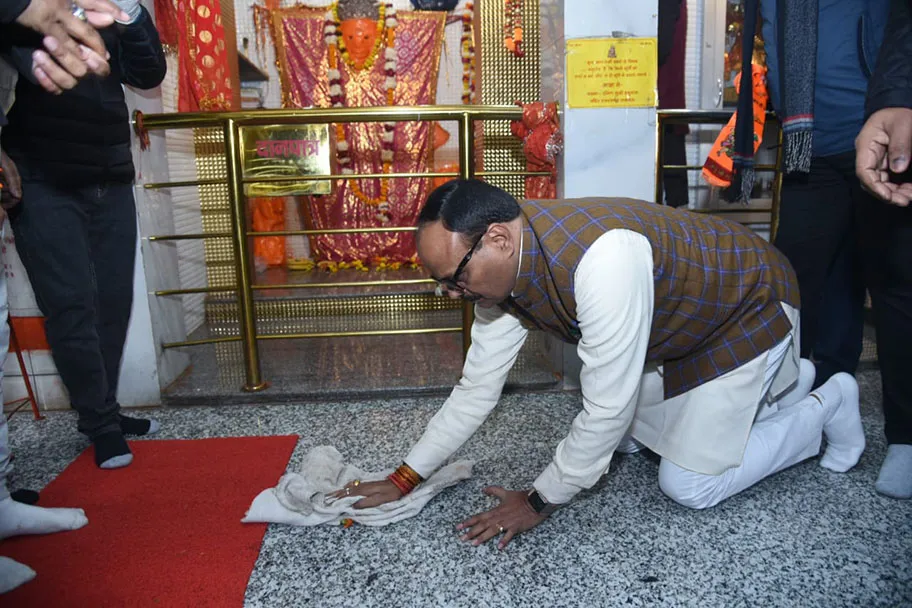 यूपी के दोनों डिप्टी सीएम, सहित बीजेपी प्रदेश अध्यक्ष, विधायकों एवं पार्टी कार्यकर्ताओं ने की शहर के मंदिरों में सफाई