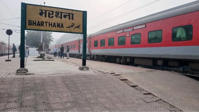 Etawah News: लाल सिग्नल तोड़कर गुजरी ट्रेन… रेल प्रशासन में मचा हड़कंप, यात्री घंटों हुए परेशान