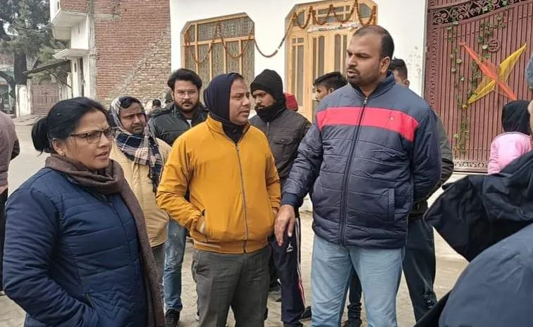 शाहजहांपुर: खुले नाले में गिरे गोवंशीय की मौत, गौरक्षकों-सभासदों ने जताया आक्रोश