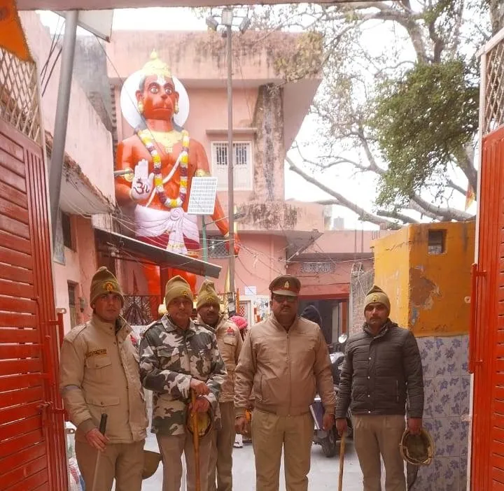 मंदिर की सुरक्षा में मुस्तैद पुलिस