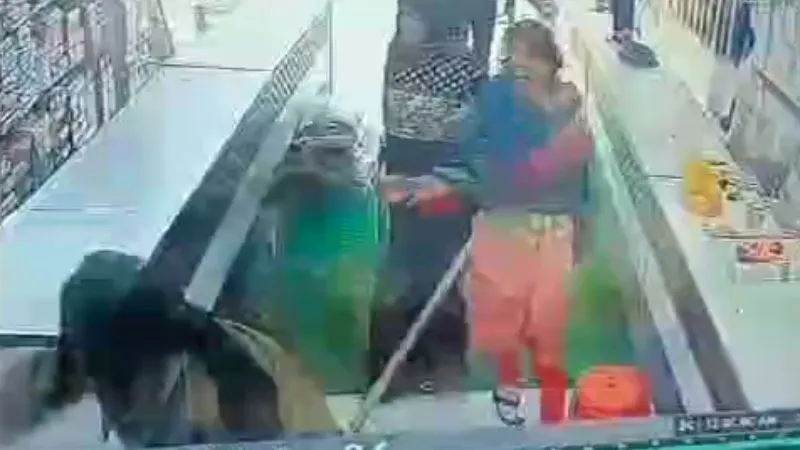 Kanpur: रुपये वापस मांगे तो दुकान में घुसकर महिलाओं ने चलाए ईंटें, भांजी लाठियां.. घटना सीसीटीवी में कैद  