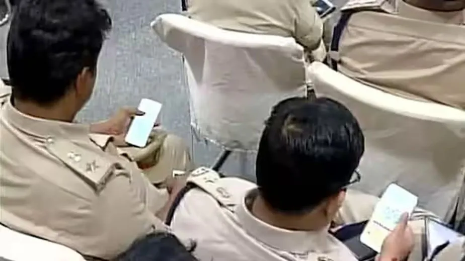 सुरक्षा ड्यूटी में लगे यूपी पुलिस कर्मी नहीं इस्तेमाल कर सकेंगे मोबाइल, महानिदेशक ने जारी किया ये आदेश 