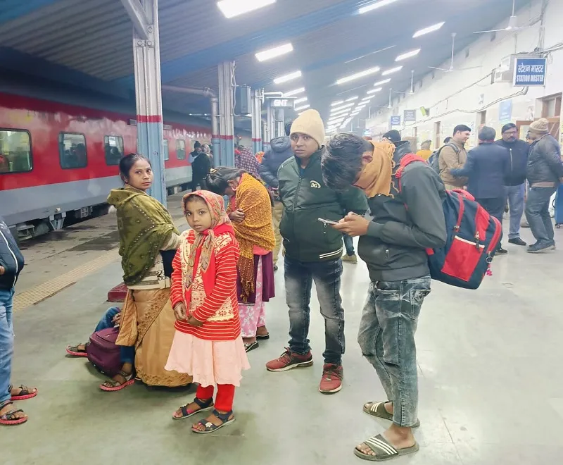  मुरादाबाद : यात्रीगण ध्यान दें, कोहरे ने रोक दी ट्रेनों की रफ्तार 